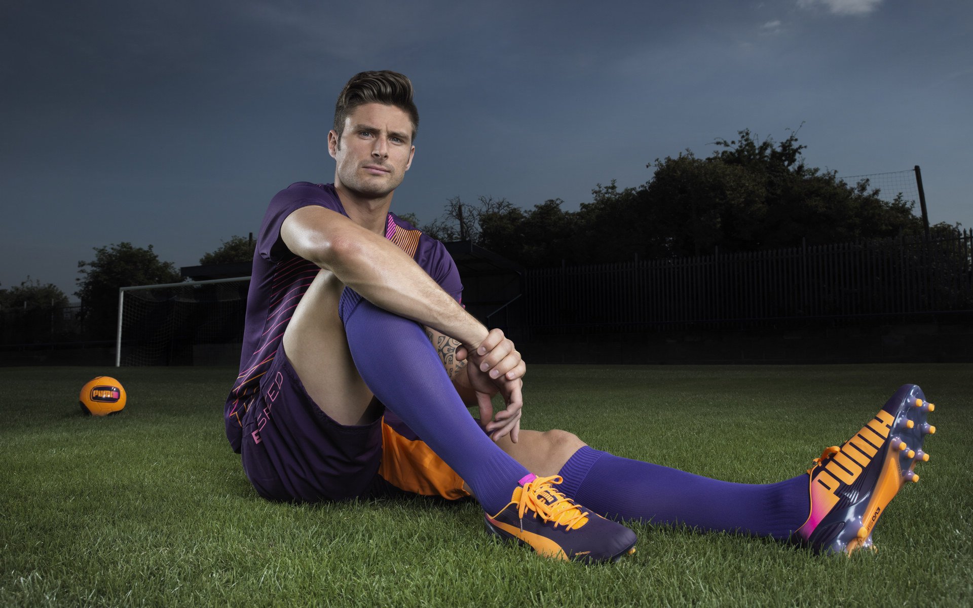 跨界合作：足球明星与时尚品牌的联名大片，足球明星代言